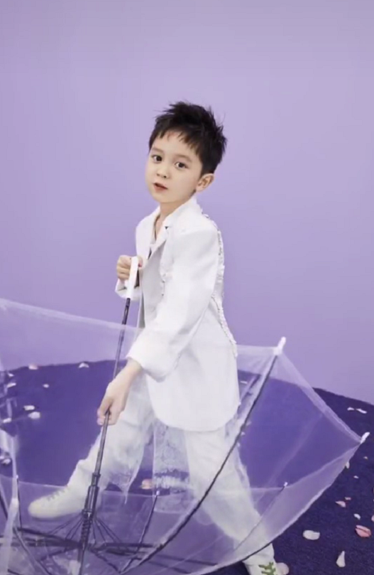 7岁大麟子从可爱变帅气像极妈妈,网友喊话邓莎:别浪费这颜值生二胎