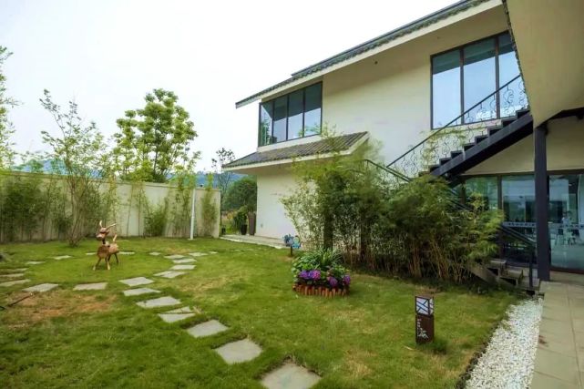 在公园城,邂逅慢节奏的梨园雅舍!