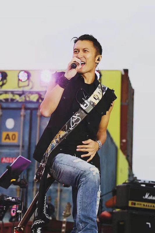 谢霆锋穿上黑色皮衣,下搭牛仔裤,梳个大背头看起来可酷了!