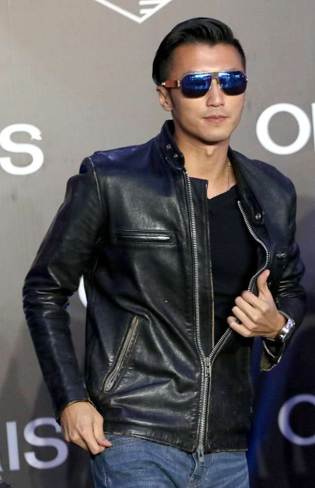 谢霆锋穿上黑色皮衣,下搭牛仔裤,梳个大背头看起来可酷了!