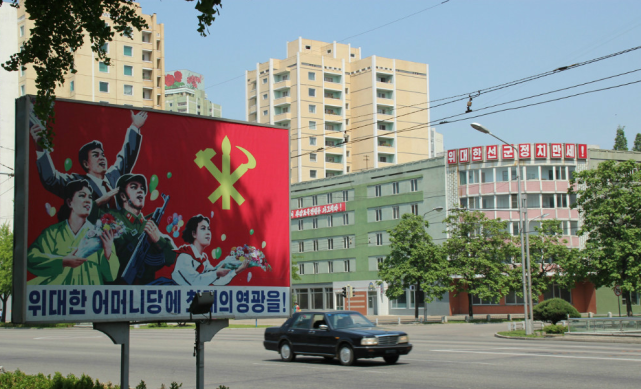 朝鲜见闻:街头标语随处可见,面包车车顶挂喇叭