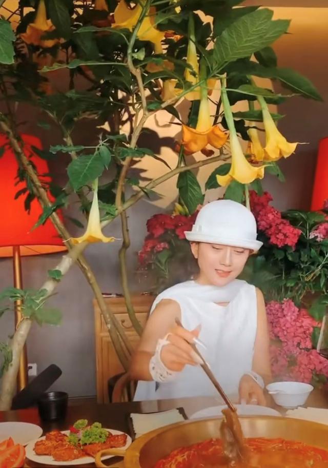 杨丽萍|61岁杨丽萍为了舞蹈终身不愿生子遭质疑，女人不生孩子就活该被骂？