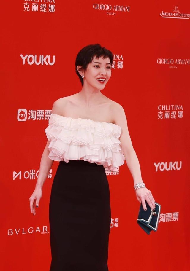 郭采洁梳打结头礼服裙上施膨胀魔法好奇她抬手方便吗