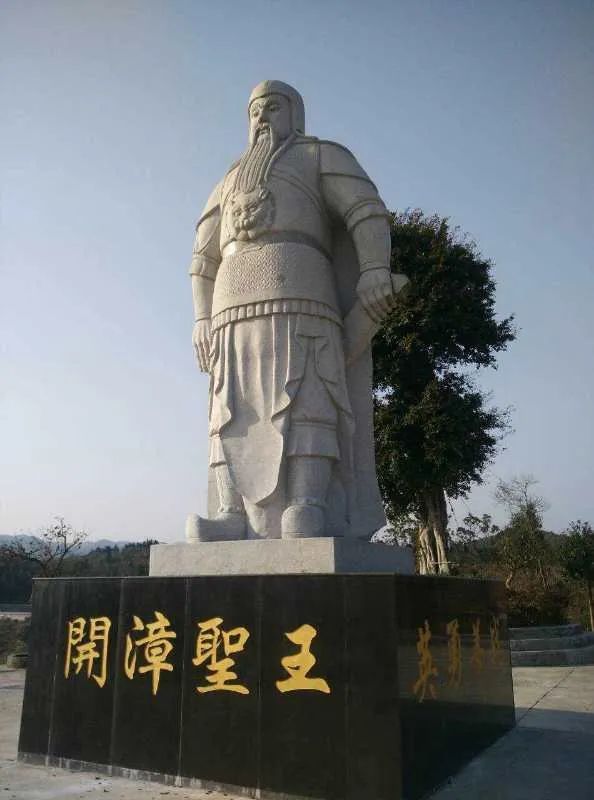 据《漳州府志》记载,开漳圣王陈元光曾驻兵于此,宝斗村大多为陈姓,为