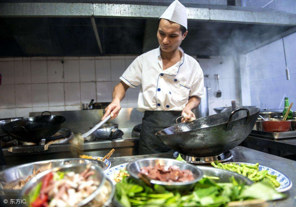 民间故事:厨子做饭撂挑子,争来名号"大师傅"