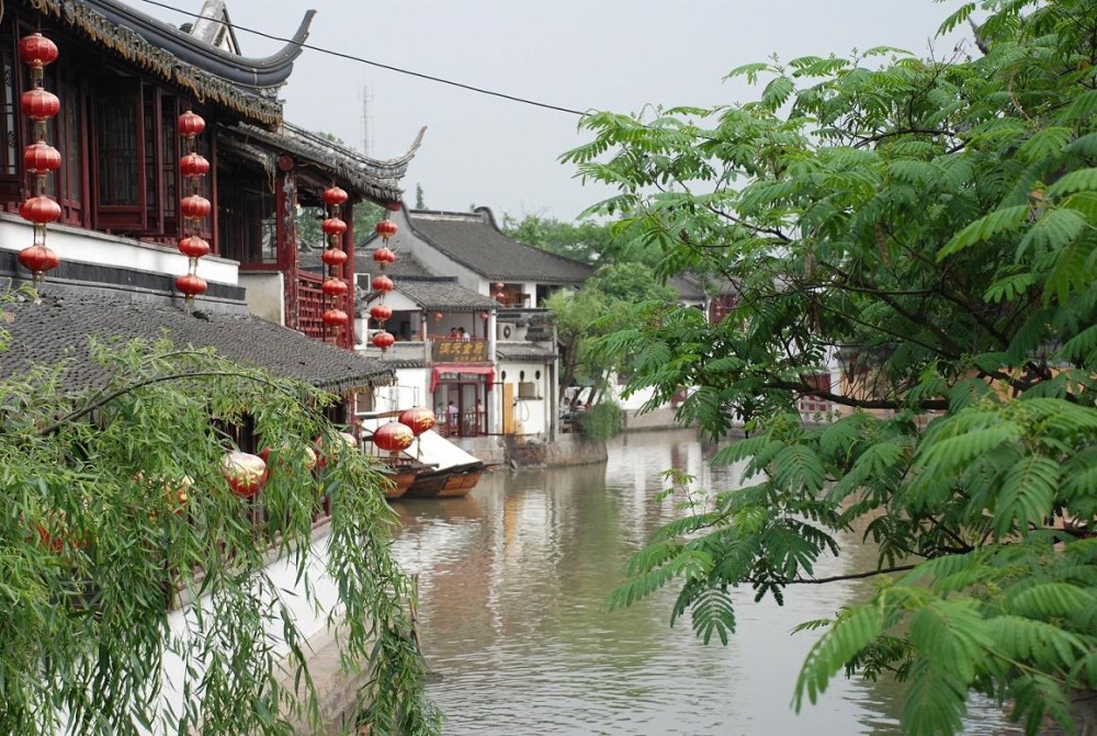 上海的古镇却兼具了老上海的老克勒格调和江南的柔情。