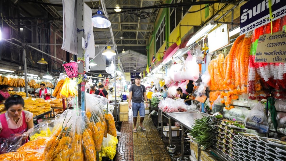 曼谷最大的花市 不仅有鲜花免费欣赏 卖花姑娘也是一道风景 鲜花市场 花集市鲜花导航 鲜花店铺导航网 鲜花集市网络所有 手机版