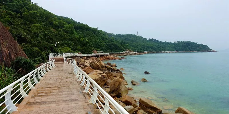 大梅沙海滨栈道西起盐田东港区,东至大梅沙海滨公园,总长约公里.