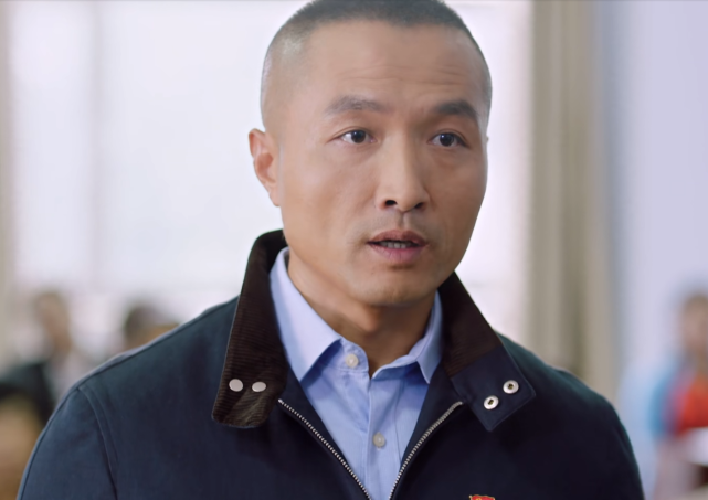 《最美的乡村》的剧情在开头就很是吸引人,最开始就是赵凤仪上镇里