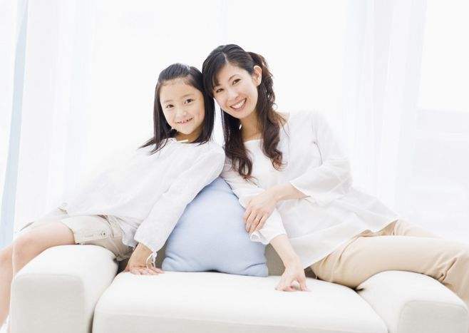 宝妈总使唤女儿干活,自己却啥也不干,十年后女儿却非常感激妈妈_腾讯