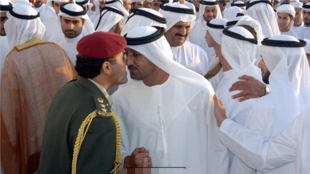 阿联酋人见面时握手,拥抱,以及传统的碰触鼻子兼握手的见面礼都暂时