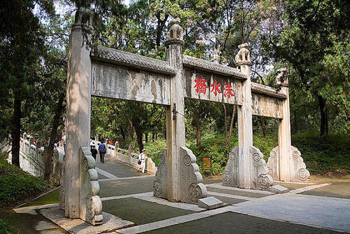 目前世界上延时最久面积最大的氏族墓地山东济宁市曲阜孔林