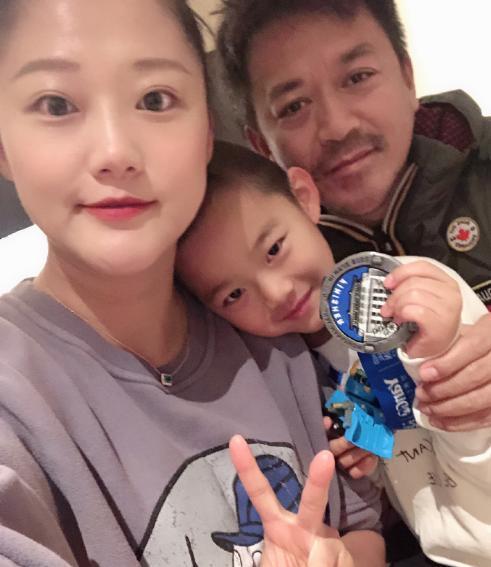 王学兵携一家人外出,手拿奶瓶变超级奶爸,娇妻穿长裙大秀好身材