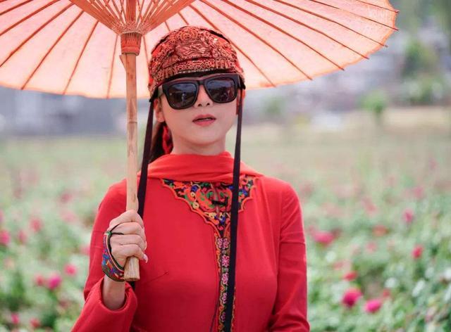 小彩旗|春晚“小彩旗”完全跑偏，杨丽萍“硬捧”无用，将一手好牌打烂？