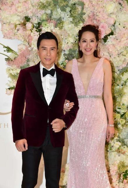 汪诗诗不愧是模特出身穿长裙携老公亮相比对下甄子丹成小矮人
