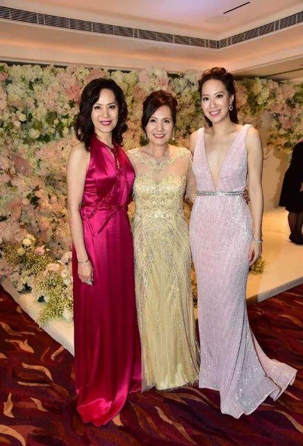 汪诗诗不愧是模特出身穿长裙携老公亮相比对下甄子丹成小矮人