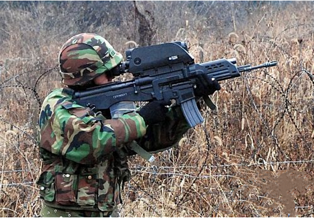 人类历史上第一款服役的多功能步枪,电池会自爆的韩国k11步枪