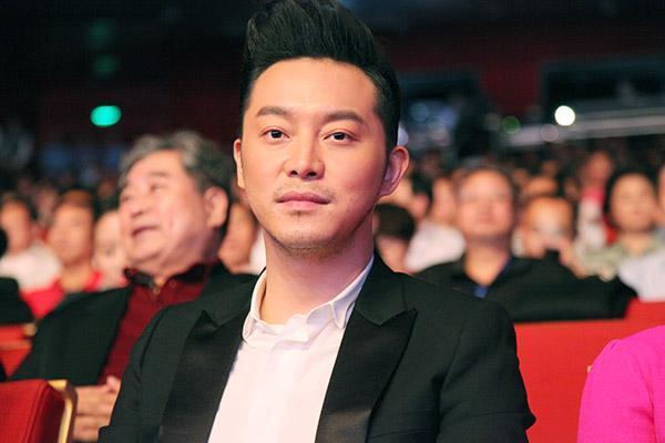 安吉|沙溢俩儿子长大了！9岁安吉身高已到妈妈肩膀，5岁小鱼儿长腿抢镜