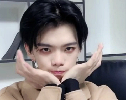 还嫌七鹤大人长得丑吗看到他的全脸照说不心动是假的