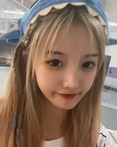 套路璐晒原相机照片粉丝却在关注身后人影这不是那谁嘛