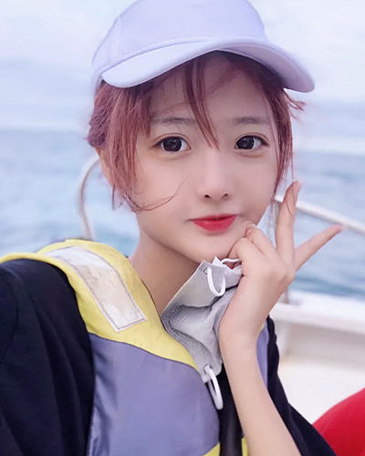 套路璐晒原相机照片粉丝却在关注身后人影这不是那谁嘛