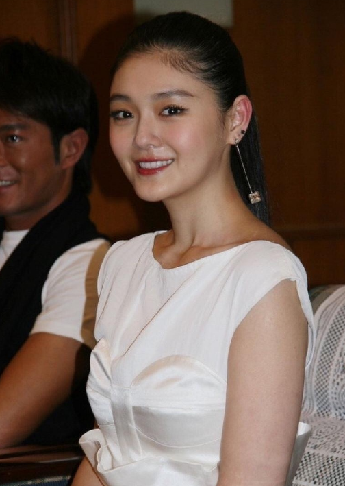 有一种"冻龄"叫大s,嫁入豪门九年,穿上粉色毛衣嫩回杉菜