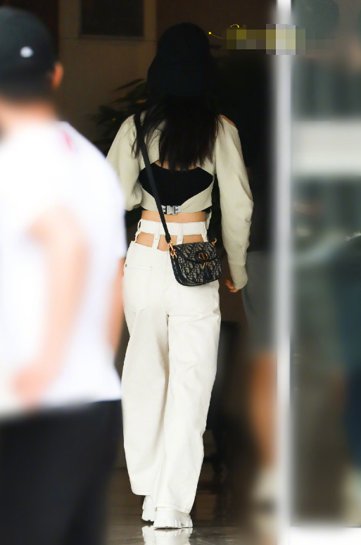 难怪说赵丽颖是"蚂蚁腰",当她和冯绍峰的背影被抓拍,瞬间懂了