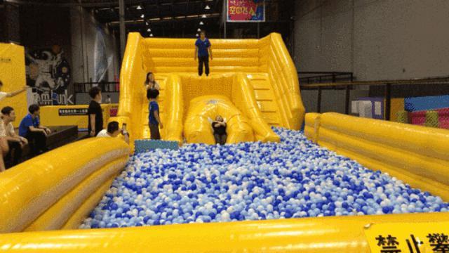 如今,琪琪正在治疗恢复中.徐州市"幻影星空"蹦床馆也已暂停营业.