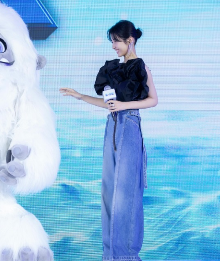 张子枫为显高特意穿拖地裤本以为驾驭不了谁知秀出腿长1米2