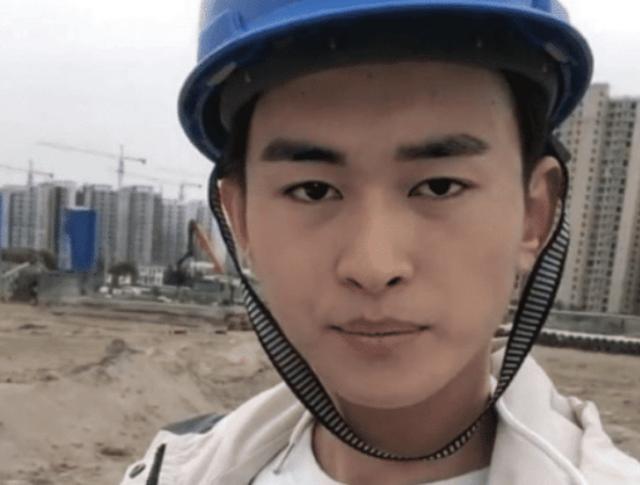 加上这眼神简直就是一个模子中刻出来的,不知道的还以为张翰是在工地