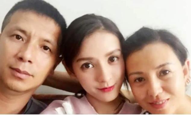 有种颜值叫"全家最丑",热巴不算什么,看到彭小苒:神仙家庭