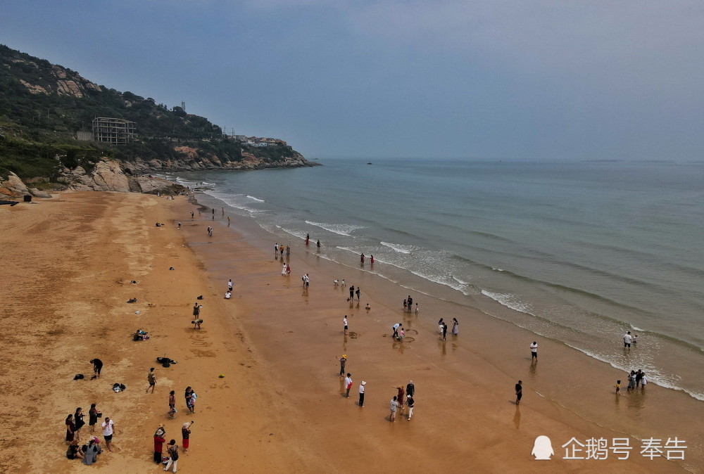 連雲港連島海濱浴場每年夏季吸引了全國各地上萬遊客來此避暑度假