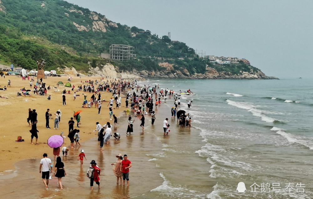 连云港连岛海滨浴场每年夏季吸引了全国各地上万游客来此避暑度假