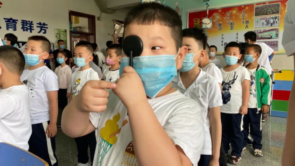 今早辽源10余名成年人进小学校小学生们捂住眼睛 腾讯新闻