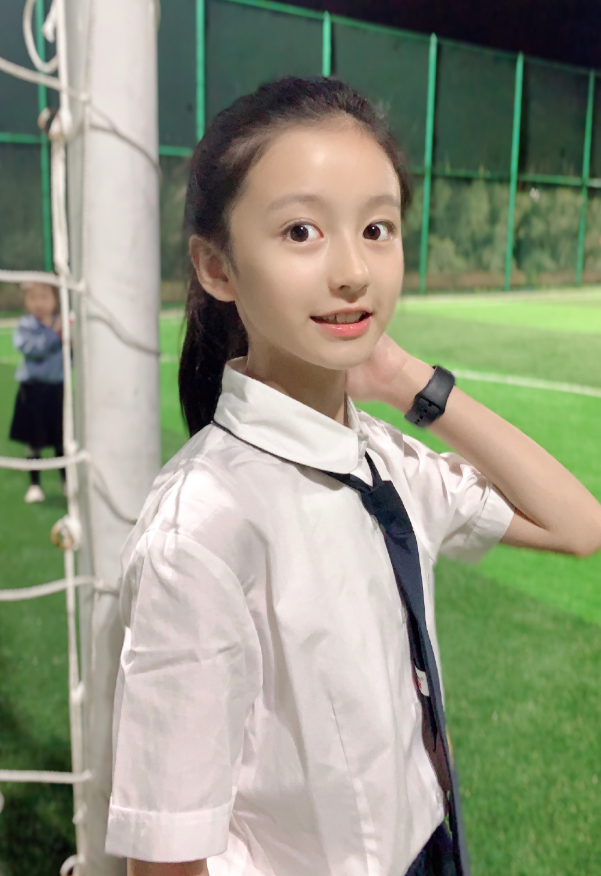 躺在草地上的裴佳欣不愧是小孩子的脸蛋,满脸的胶原