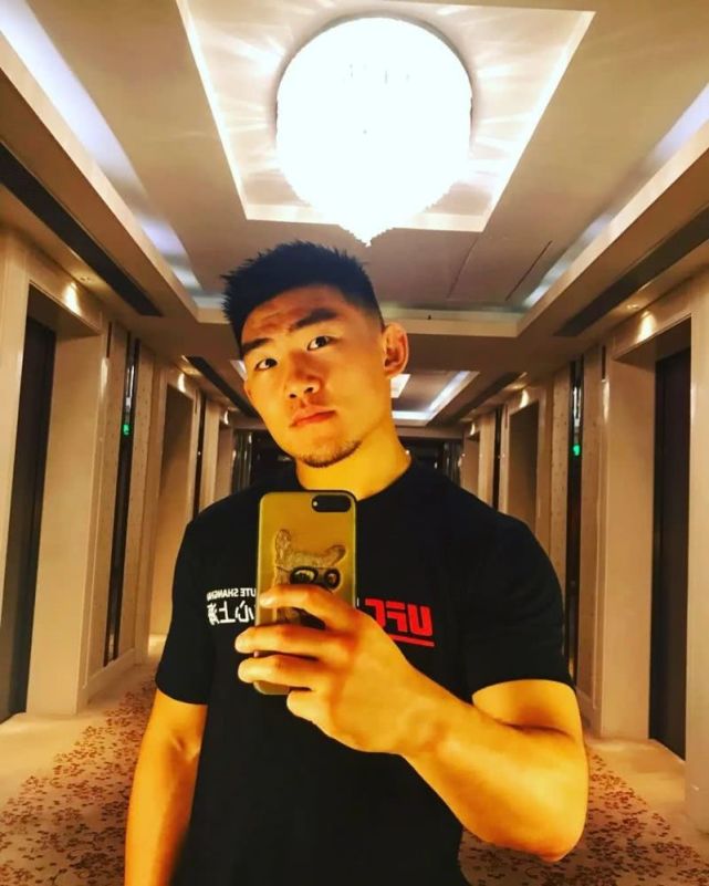 宋亚东大发感慨有些ufc选手的收入还不如脸蛋身材好的举牌女郎