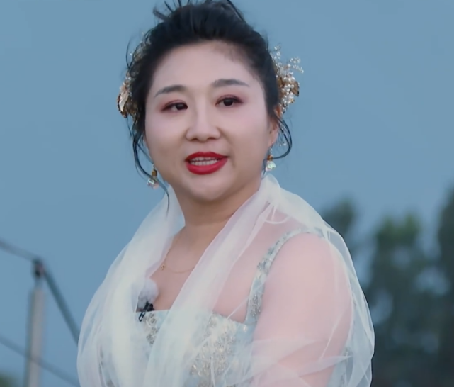 傅首尔婚礼神秘人的身份揭晓看到他拄着拐棍走来时全场被感动