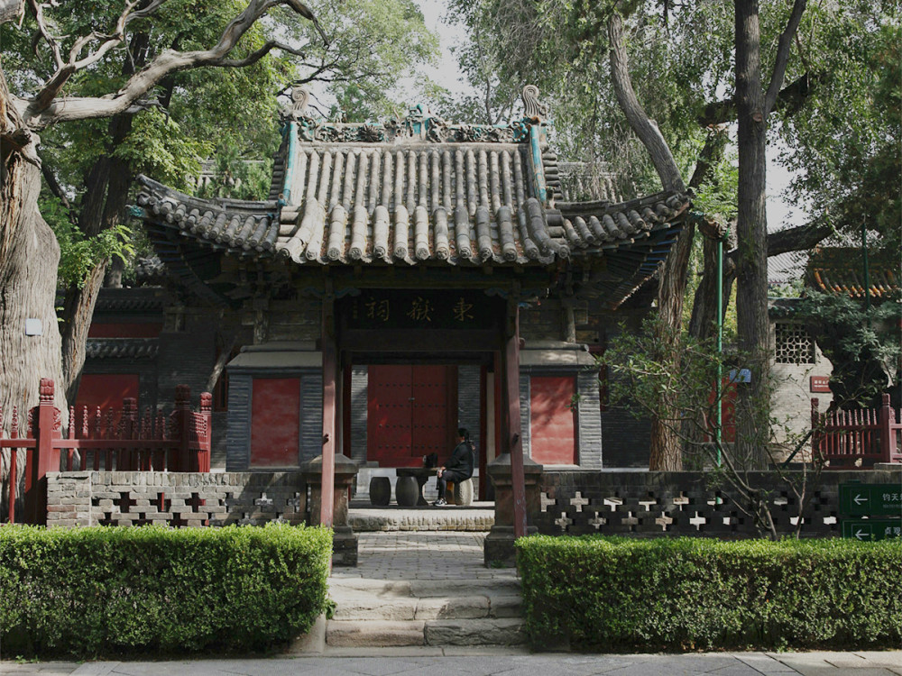 東嶽祠坐北向南,東鄰文昌宮,西連昊天神祠,正殿面闊三間,進深兩間,單