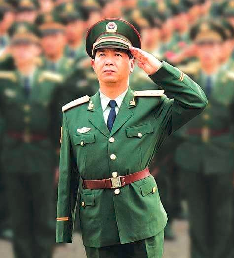 老山战场上的侦察英雄丁晓兵31年后成为武警部队独臂少将