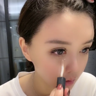 韩安冉直播时不开滤镜眼上假睫毛太抢镜实在忍不住想笑