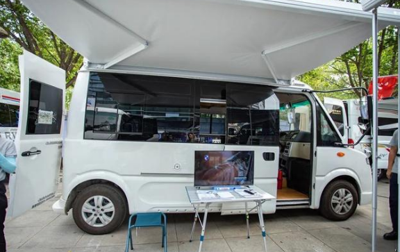 一款五菱宏光制造的房车,还是一室一厅的,价格很客观