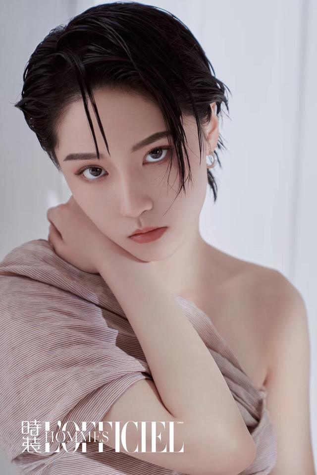 短发也能温柔可爱,成果登杂志《时装》内页,裙装造型女人味十足_腾讯