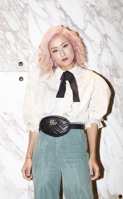 不愧是娱乐圈的潮后徐濠萦粉色卷发搭配阔腿裤46岁依然很有型