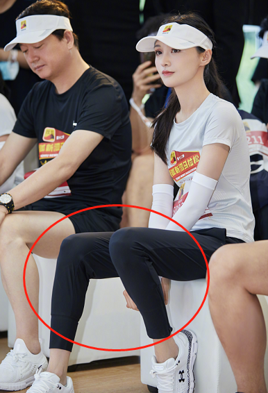 坐在爸爸旁边的郑爽只敢踮起脚尖,完全不敢像穿礼服那样敲一个二郎腿