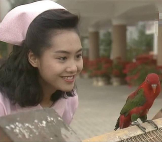 云彩由朱茵饰演,剧中一直喜欢原振侠的小姑娘,真心是个好女孩.