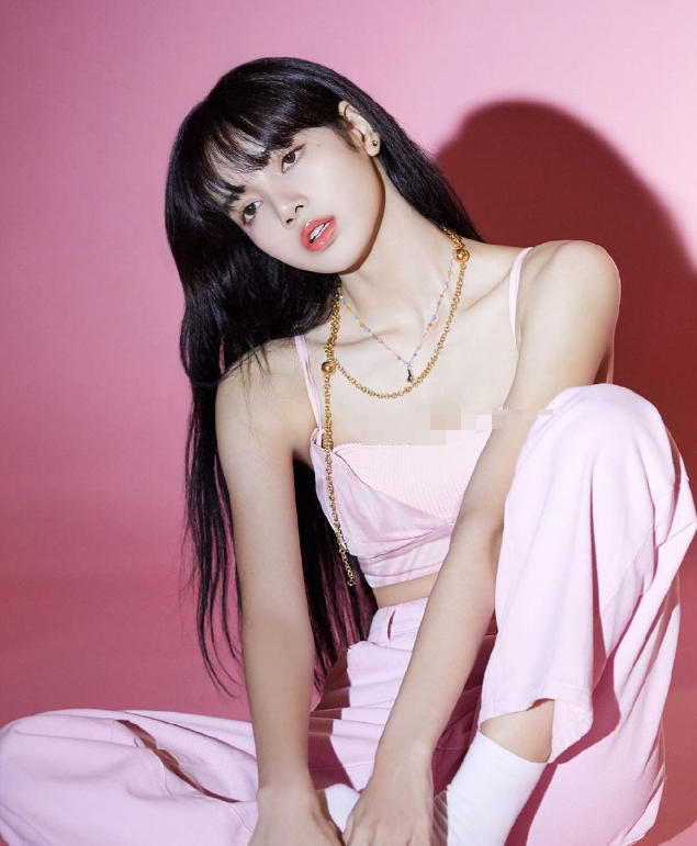 lisa上时尚大片,谁注意她发型的"小心机"?难怪小脸如此精致