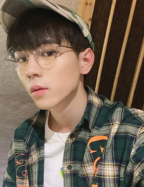 男团成员杨桐帅到没朋友,谁还记得当年《变形计》中不怕死的叛逆少年