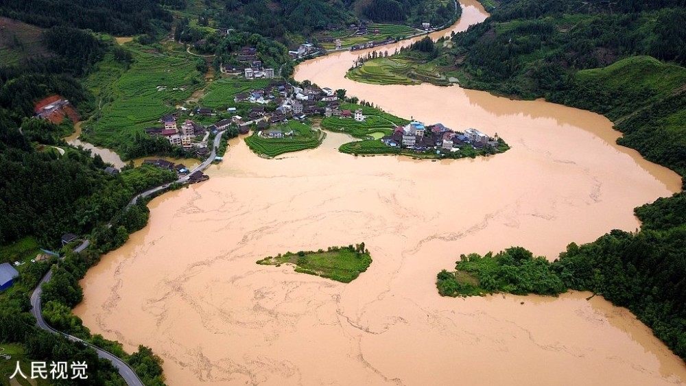 貴州黔東南:強降雨導致河流水位暴漲 航拍洪峰過境情景