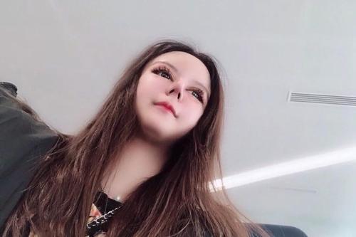 13岁开始整容,3年共整容百余次的网红女孩,前后对比判若两人