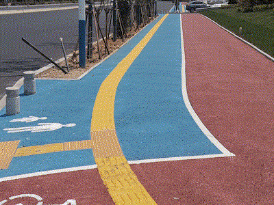 采用不同的路面结构和铺装方式进行区分,和机动车车道之间采用绿化